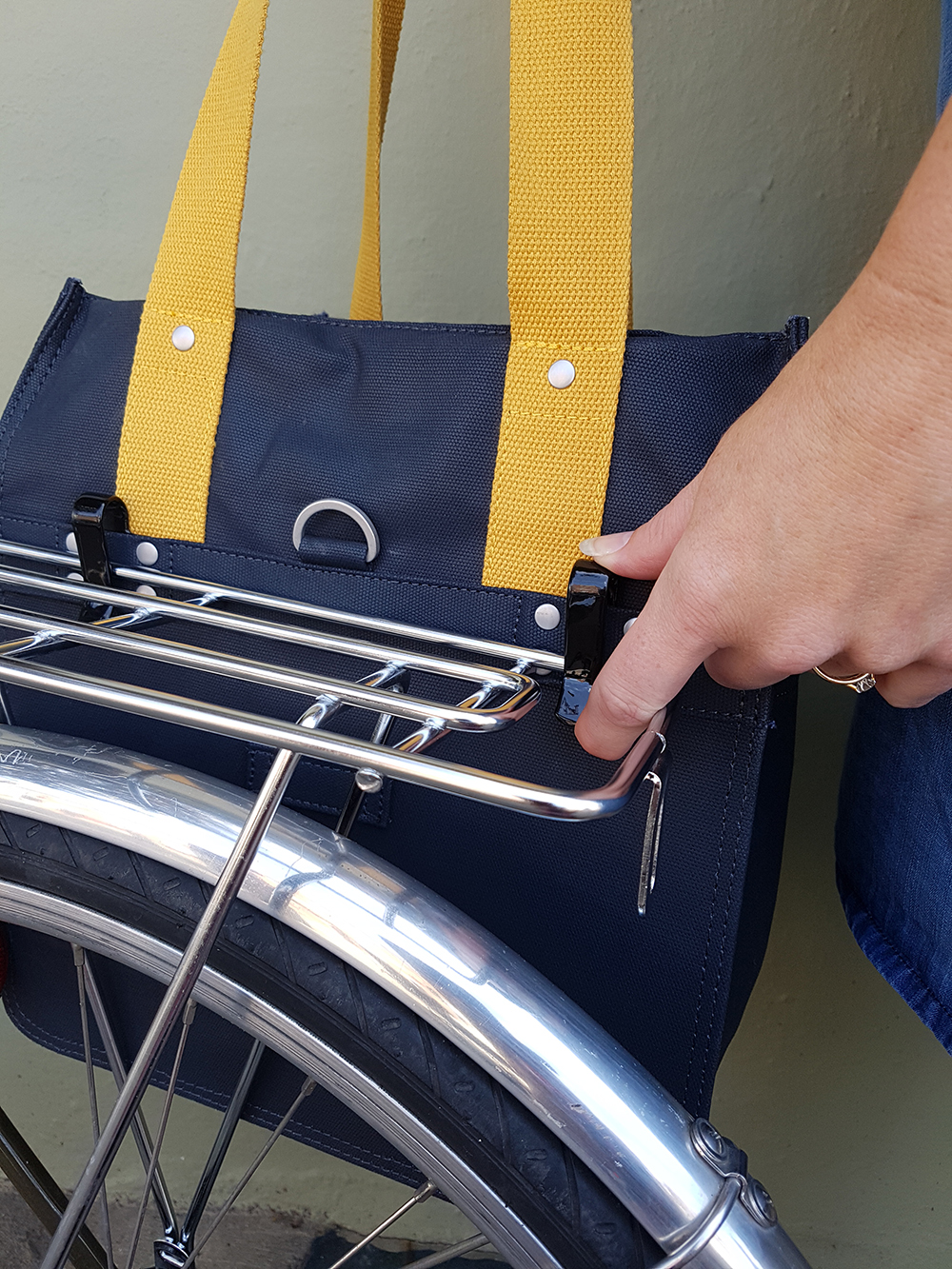 attaching panniers to a bike