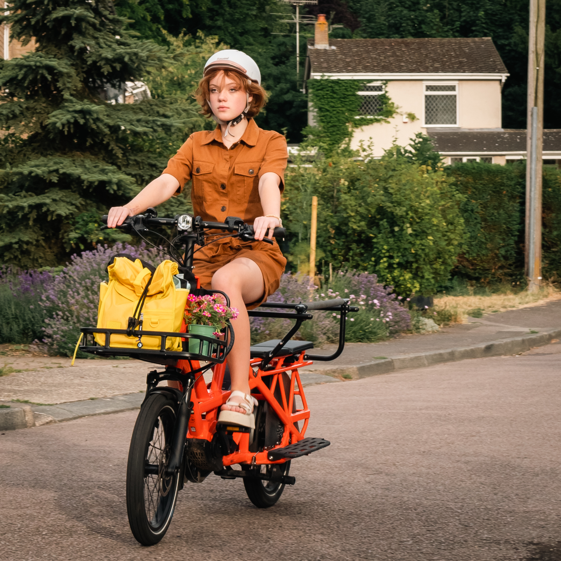 נערה מתבגרת לרכוב על אופני טרן GSD