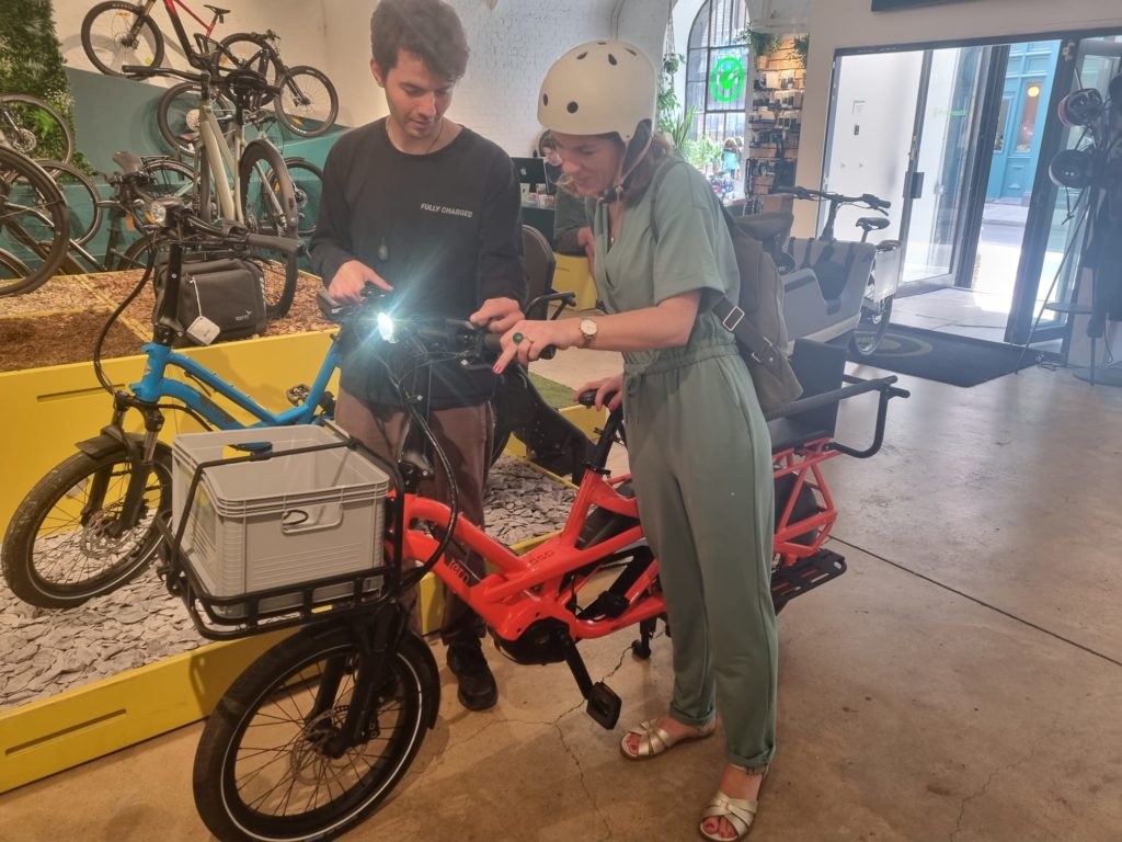 Caz Conneller from Cyclechic picking up a Tern GSD from Fully Charged London Bridge store. 