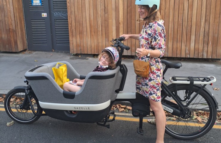 Caz Nicklin ride and reviews an Electric Cargo bike in London with her daughter
