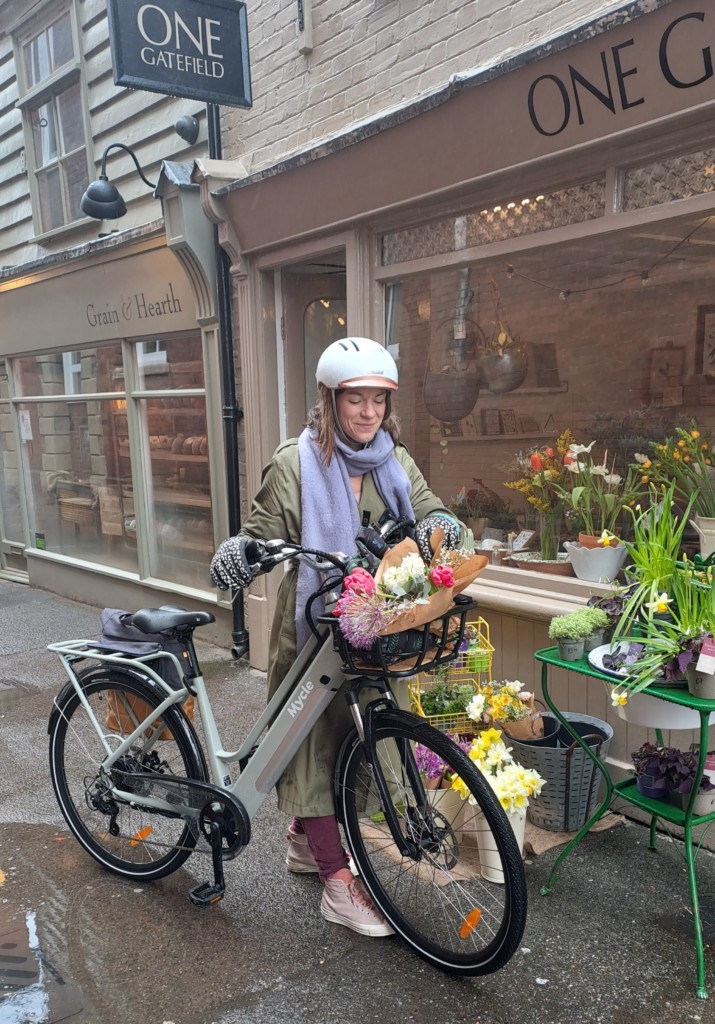 Caz Conneller membawa sepeda listrik wanita ke toko bunga