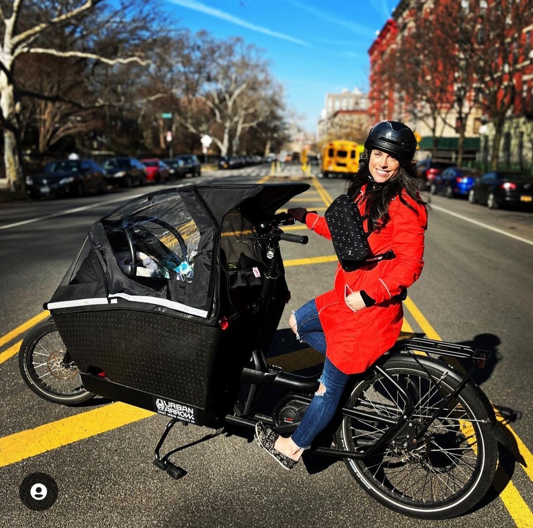 אופני מטען אמא סוקרת את אופני המטען החשמליים של חץ אורבן בניו יורק